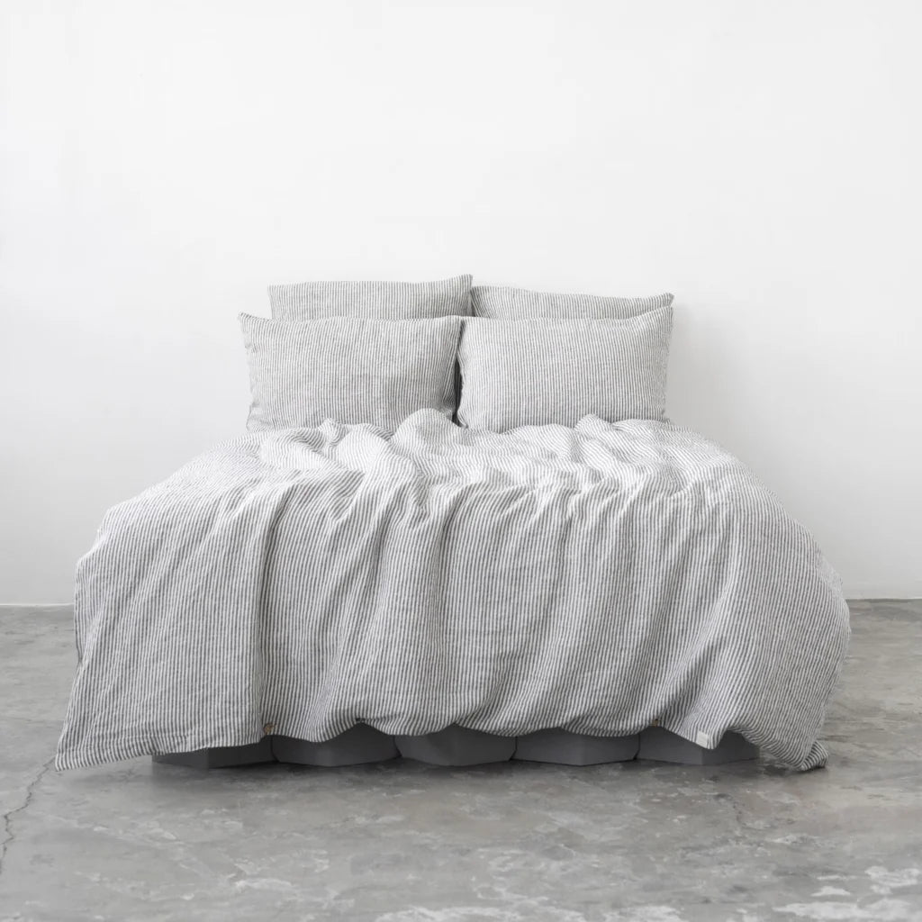 Leinen Bettwäsche Streifen Garnitur in Weiß+Anthrazit Weiß+Grau Muster Streifen von Linen Tales Größe 155x220 + 80x80 cm
