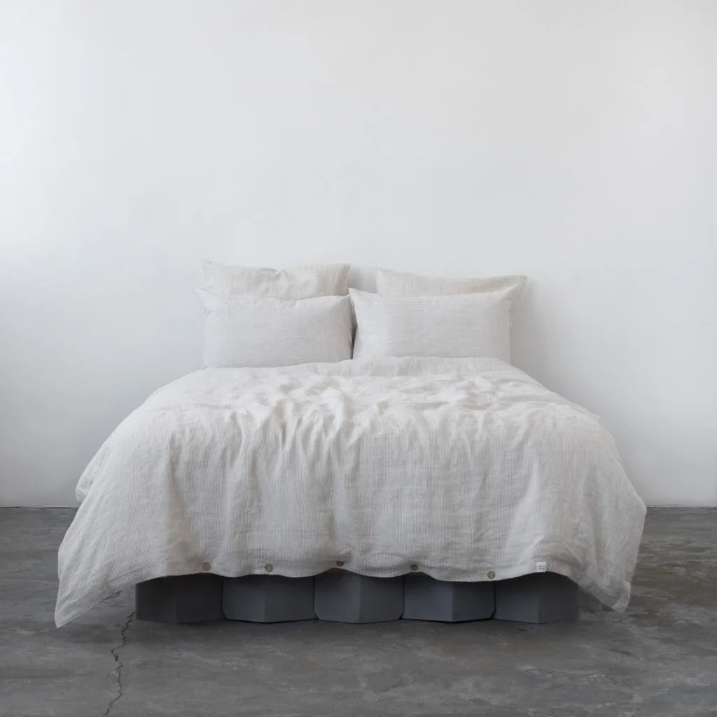 Leinen Bettwäsche Streifen Garnitur in Weiß+Creme Muster Streifen von Linen Tales Größe 135x200 + 80x80 cm