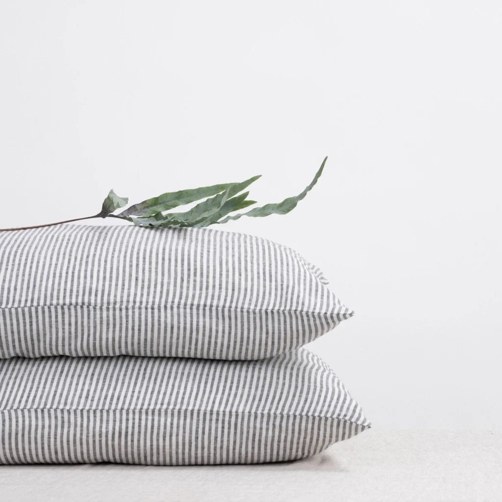 Leinen Bettwäsche Streifen Kissenbezug in Weiß+Anthrazit Weiß+Grau Muster Streifen von Linen Tales Größe 65x65 cm