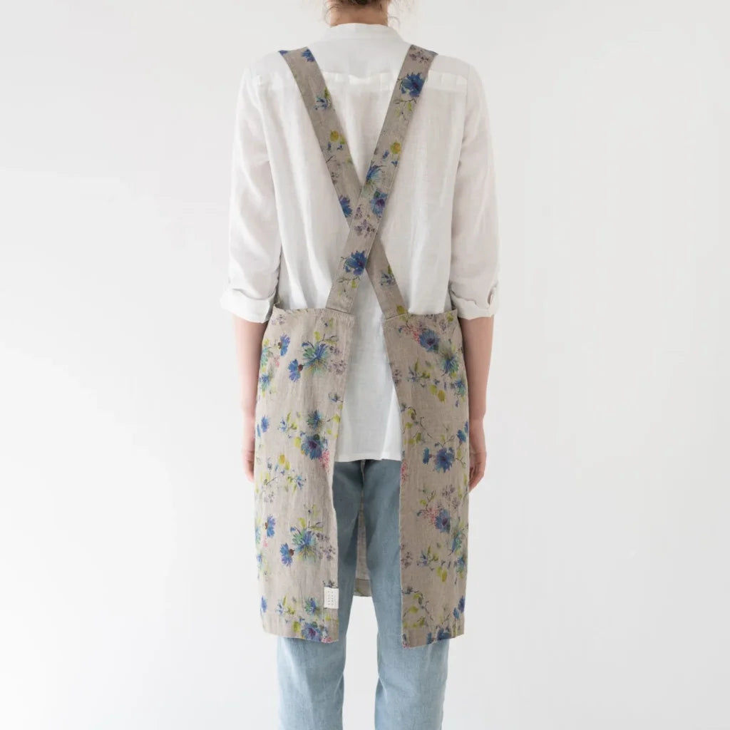 Leinen Crossback-Schürze Blumen in Creme+Blau Muster Blumen von Linen Tales Größe 94 cm breit+ 83 cm lang