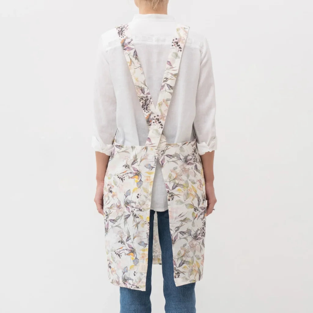 Leinen Crossback-Schürze Blumen in Weiß+Flieder+Gelb Weiß+Lila+Gelb Muster Blumen von Linen Tales Größe 94 cm breit+ 83 cm lang