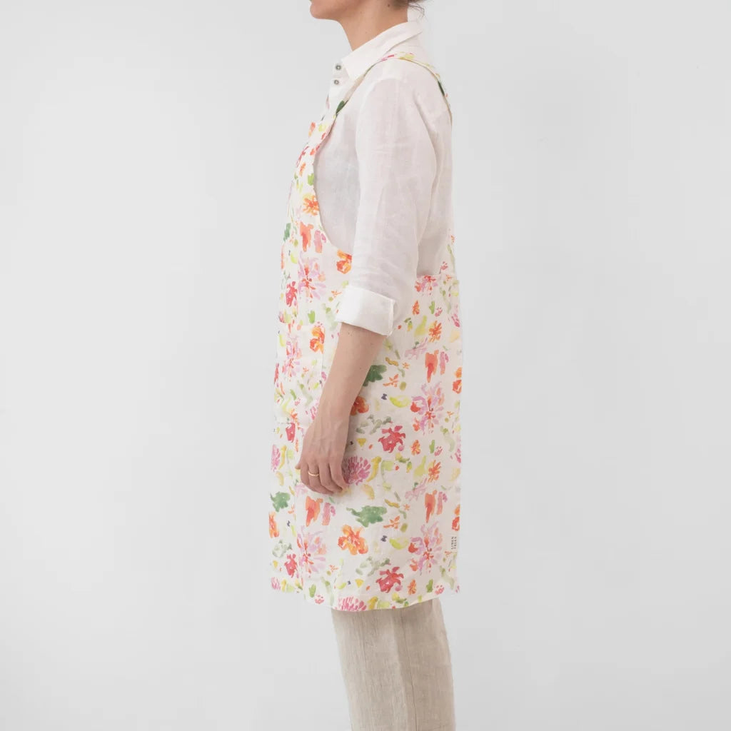 Leinen Crossback-Schürze Blumen in Weiß+Rosa+Orange+Grün Muster Blumen von Linen Tales Größe 94 cm breit+ 83 cm lang