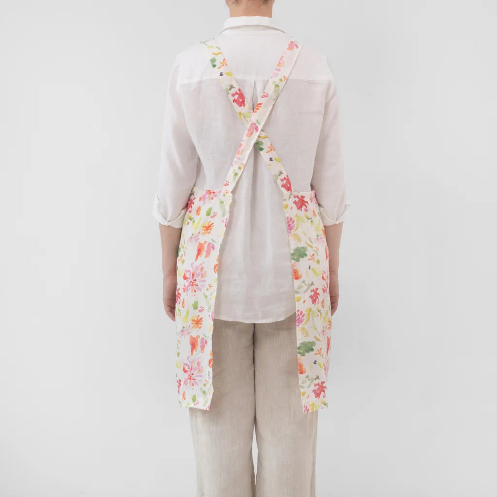 Leinen Crossback-Schürze Blumen in Weiß+Rosa+Orange+Grün Muster Blumen von Linen Tales Größe 94 cm breit+ 83 cm lang