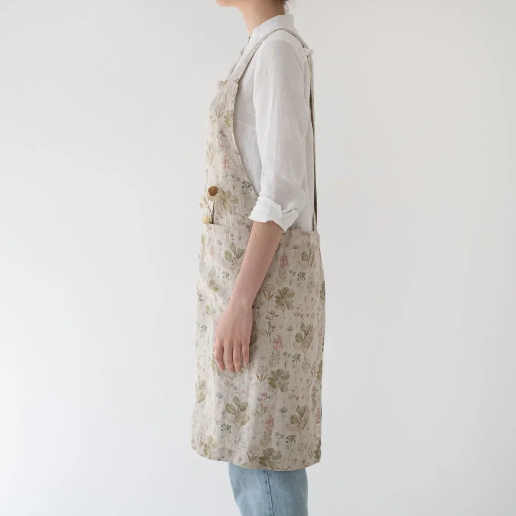 Leinen Crossback-Schürze Botanik in Creme+Rosa+Grün+Braun Muster Botanik von Linen Tales Größe 94 cm breit+ 83 cm lang