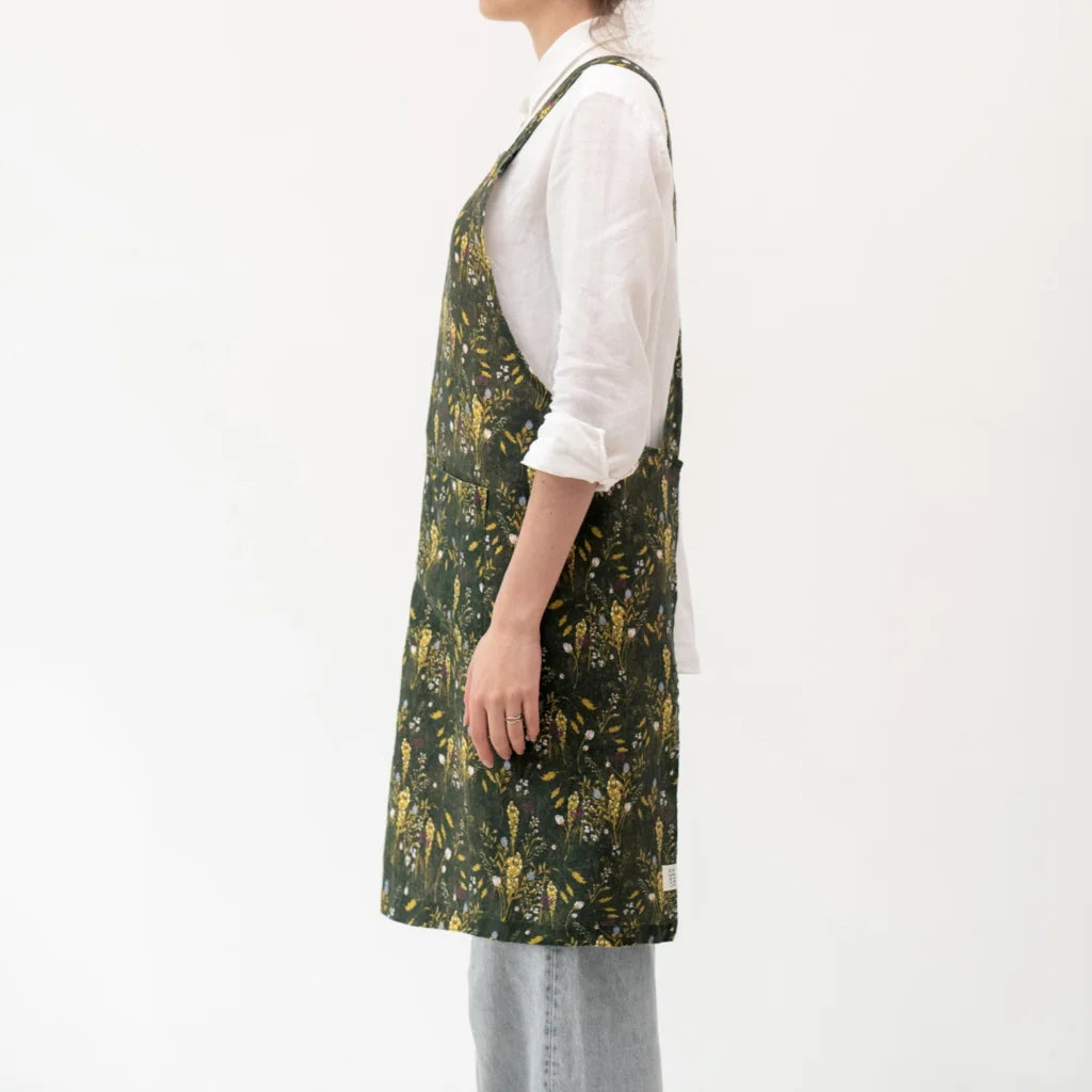 Leinen Crossback-Schürze Gräser in Dunkelgrün+Gelb Grün+Gelb Muster Gräser von Linen Tales Größe 94 cm breit+ 83 cm lang