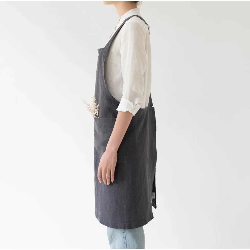 Leinen Crossback-Schürze in Anthrazit Grau von Linen Tales Größe 94 cm breit+ 83 cm lang