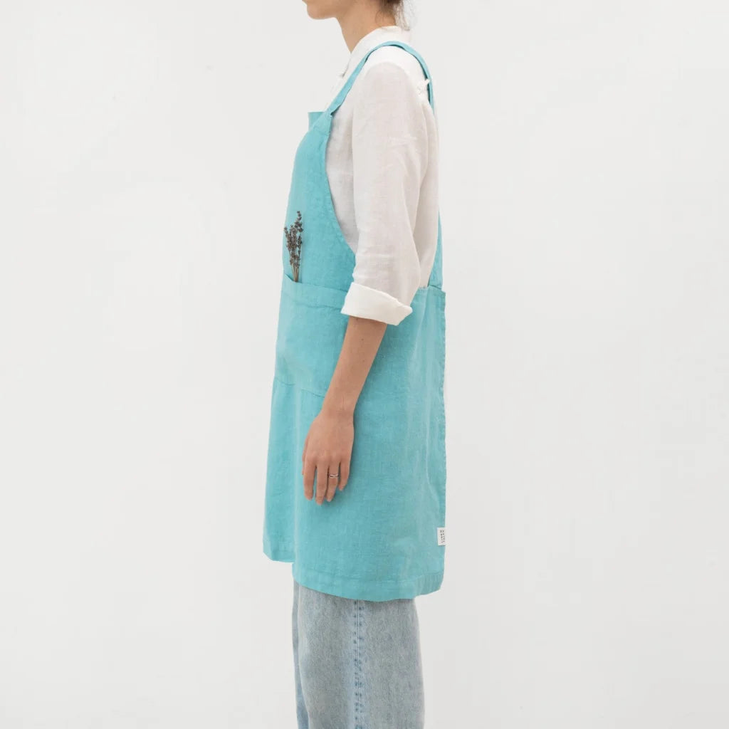 Leinen Crossback-Schürze in Atlantik Blau von Linen Tales Größe 94 cm breit+ 83 cm lang