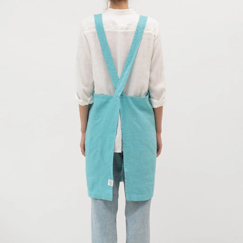 Leinen Crossback-Schürze in Atlantik Blau von Linen Tales Größe 94 cm breit+ 83 cm lang