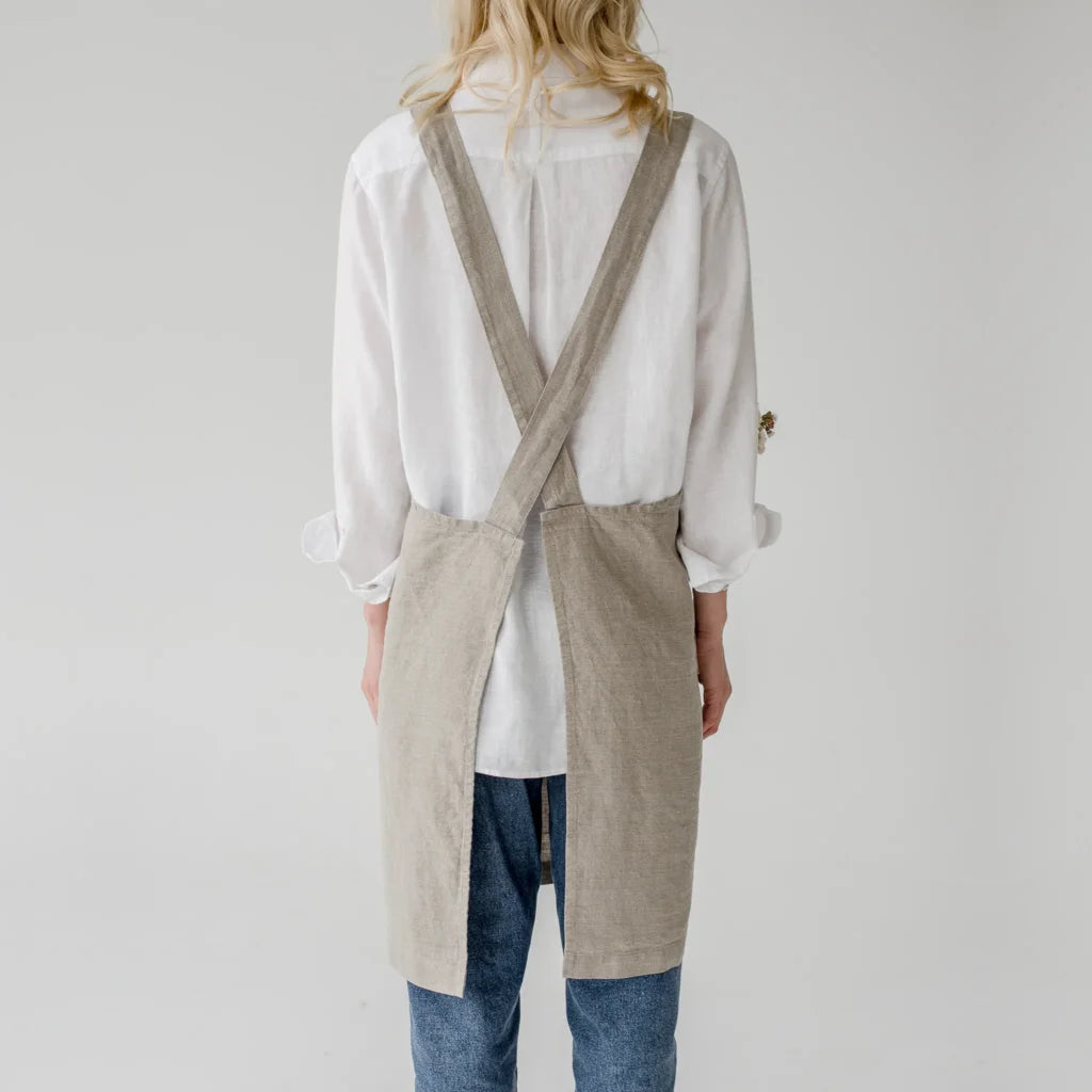 Leinen Crossback-Schürze in Beige von Linen Tales Größe 94 cm breit+ 83 cm lang