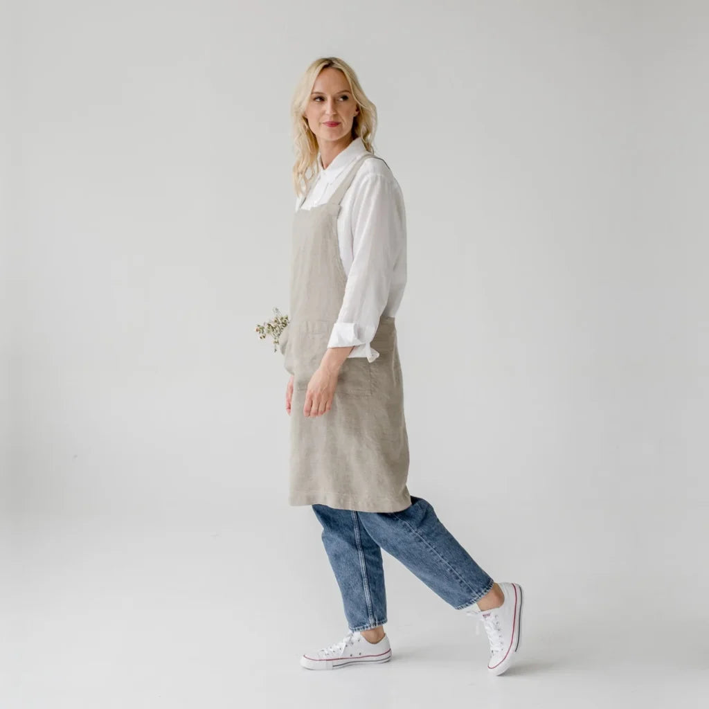 Leinen Crossback-Schürze in Beige von Linen Tales Größe 94 cm breit+ 83 cm lang