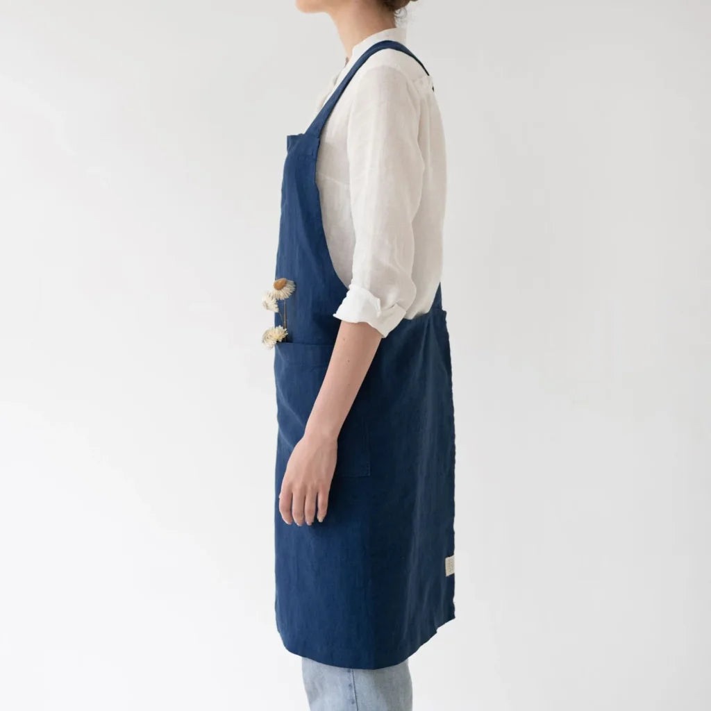 Leinen Crossback-Schürze in Dunkelblau Blau von Linen Tales Größe 94 cm breit+ 83 cm lang