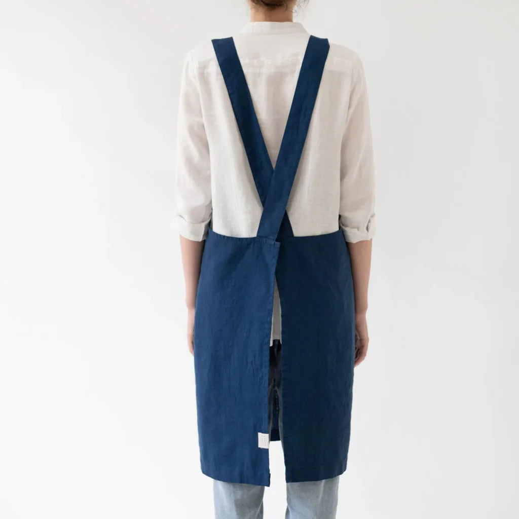 Leinen Crossback-Schürze in Dunkelblau Blau von Linen Tales Größe 94 cm breit+ 83 cm lang