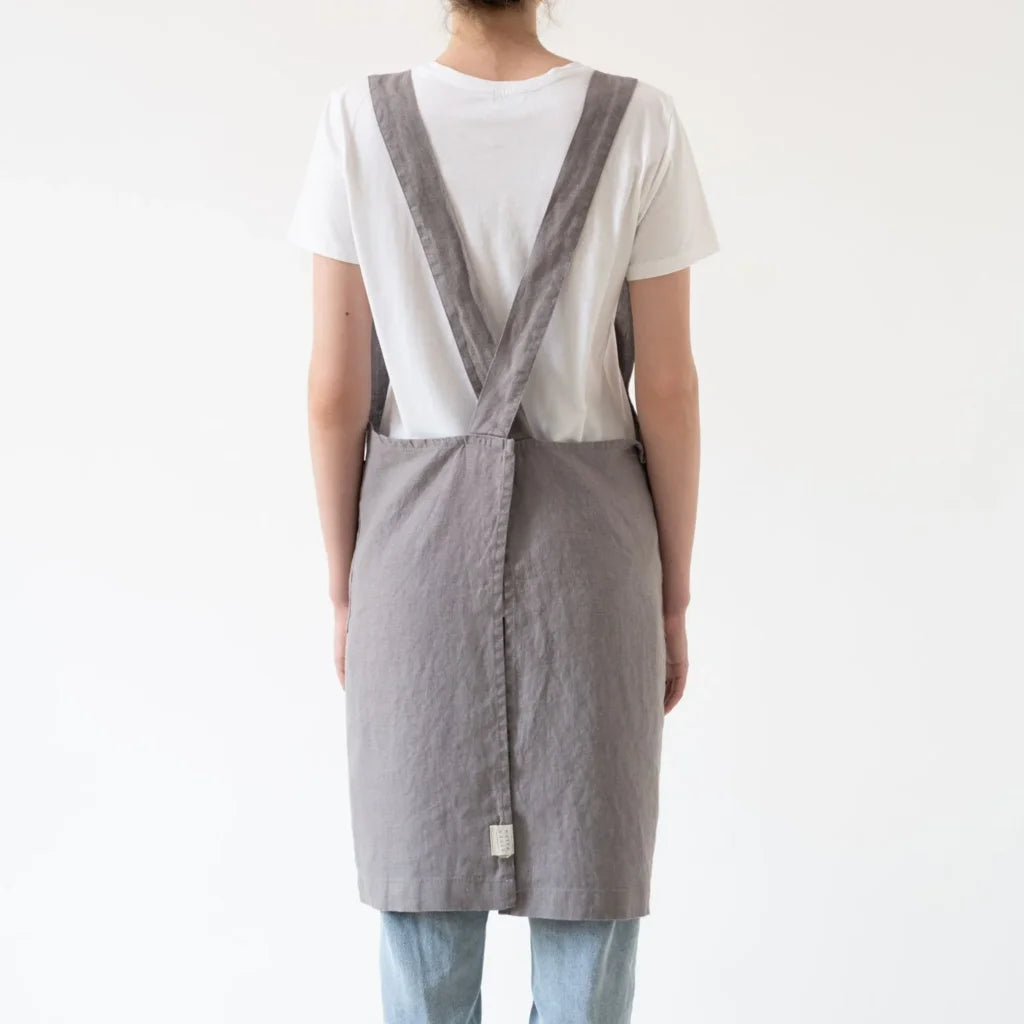Leinen Crossback-Schürze in Grau von Linen Tales Größe 94 cm breit+ 83 cm lang