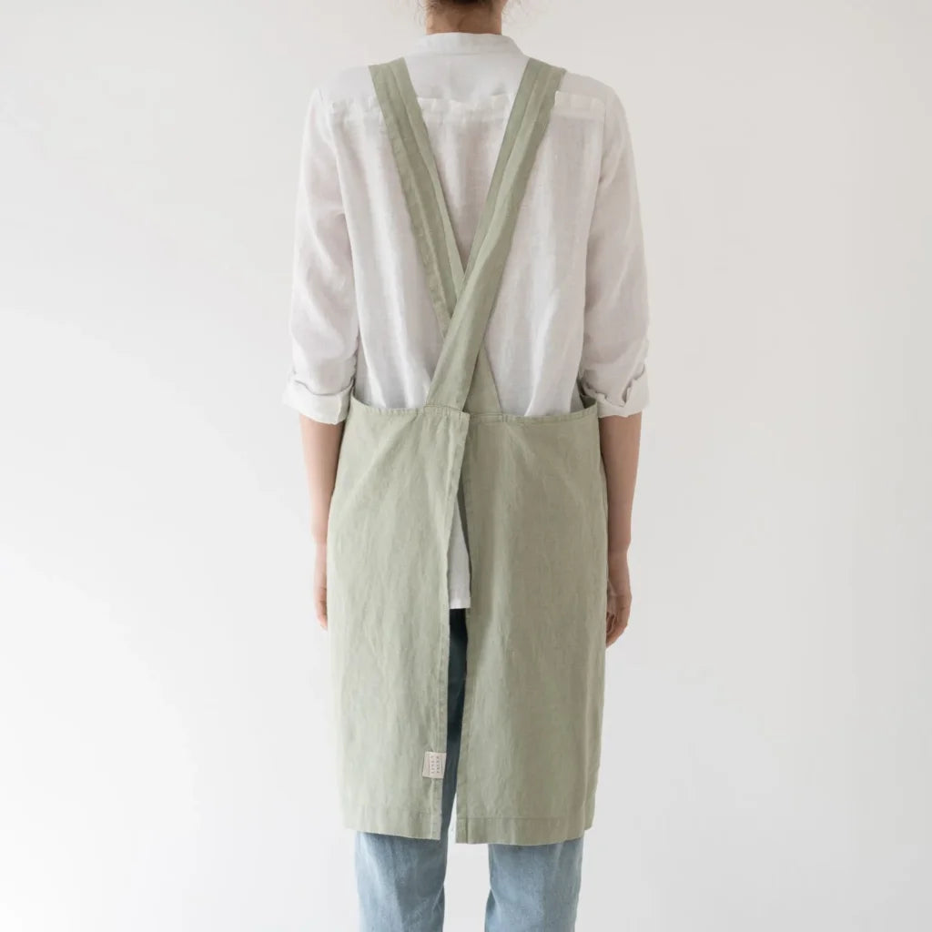 Leinen Crossback-Schürze in Hellgrün Grün von Linen Tales Größe 94 cm breit+ 83 cm lang