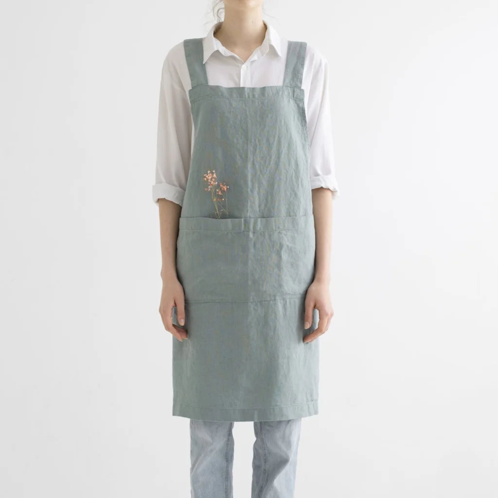 Leinen Crossback-Schürze in Mint Grün von Linen Tales Größe 94 cm breit+ 83 cm lang
