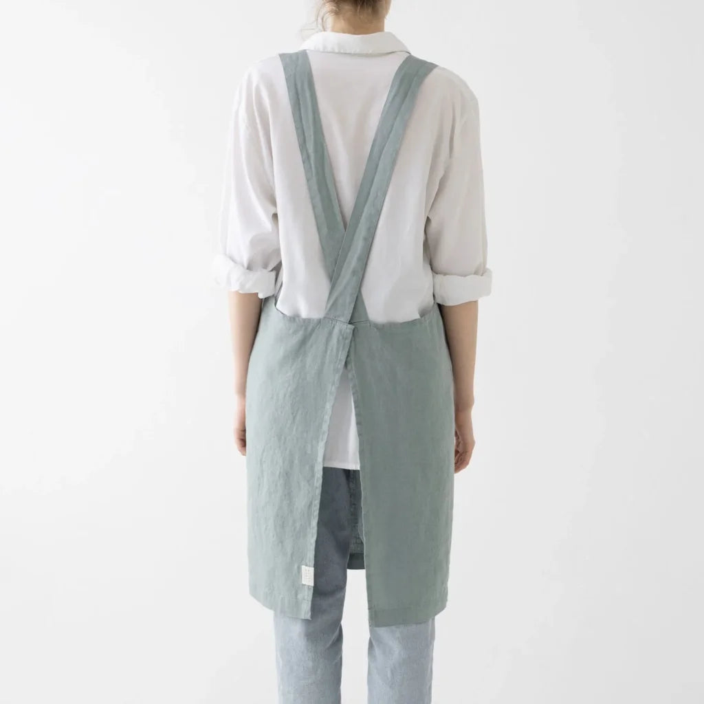 Leinen Crossback-Schürze in Mint Grün von Linen Tales Größe 94 cm breit+ 83 cm lang