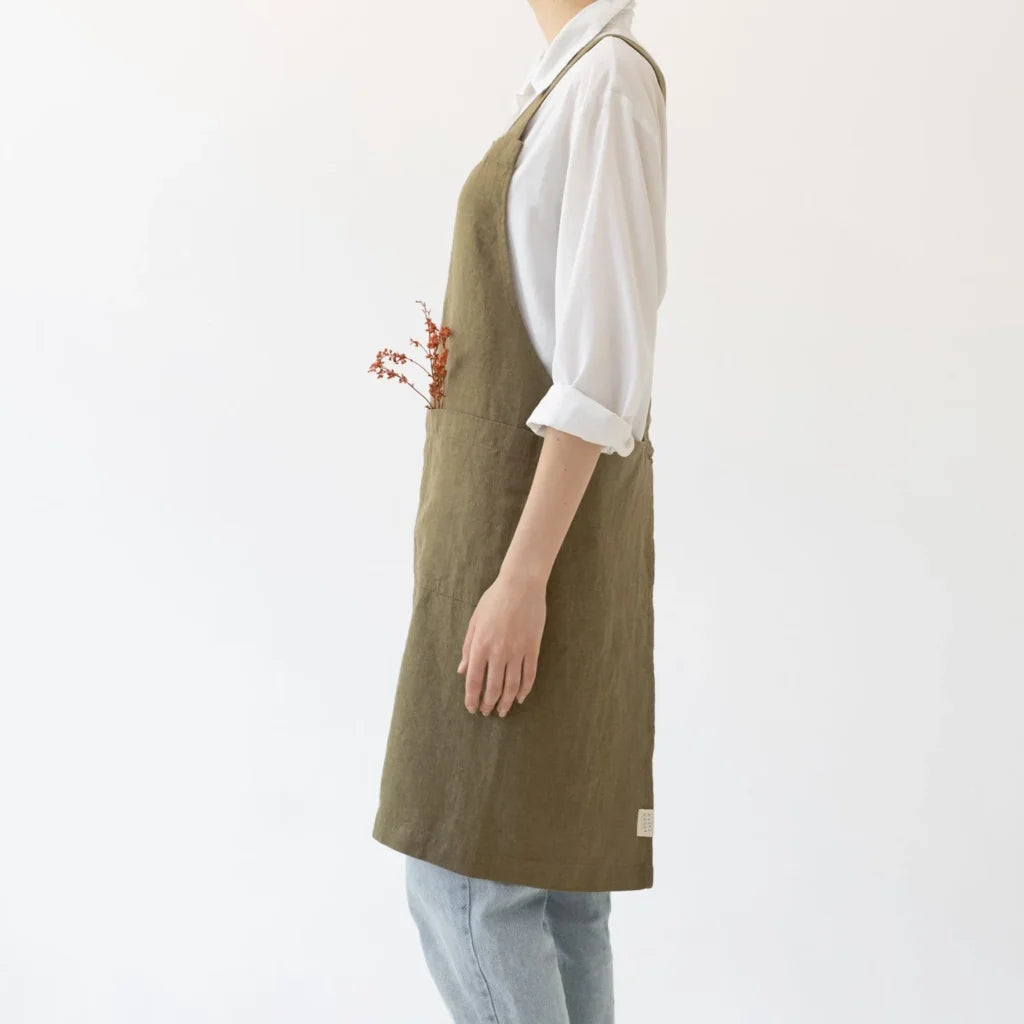 Leinen Crossback-Schürze in Olive Grün von Linen Tales Größe 94 cm breit+ 83 cm lang