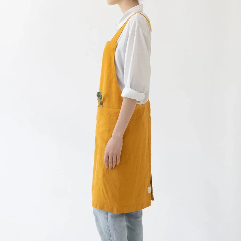 Leinen Crossback-Schürze in Orange von Linen Tales Größe 94 cm breit+ 83 cm lang
