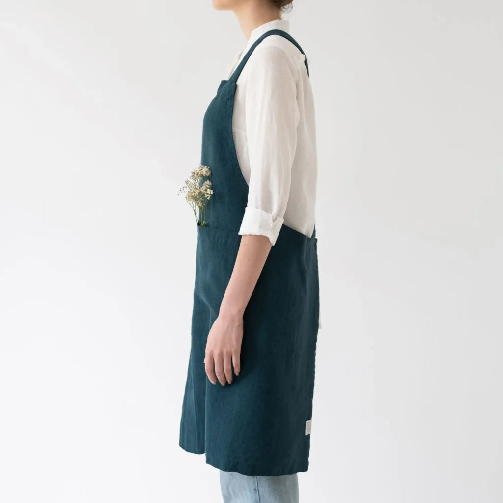 Leinen Crossback-Schürze in Petrol Blau von Linen Tales Größe 94 cm breit+ 83 cm lang
