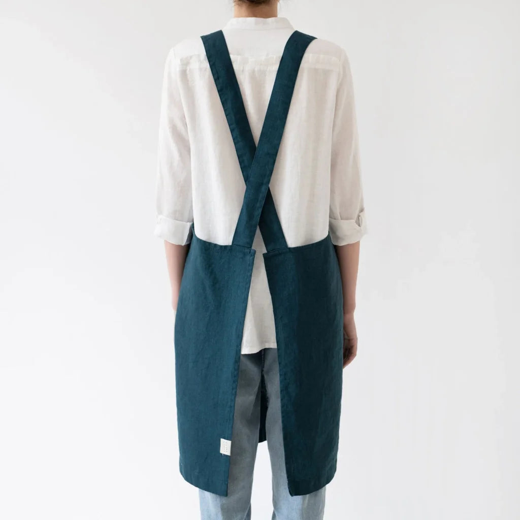 Leinen Crossback-Schürze in Petrol Blau von Linen Tales Größe 94 cm breit+ 83 cm lang