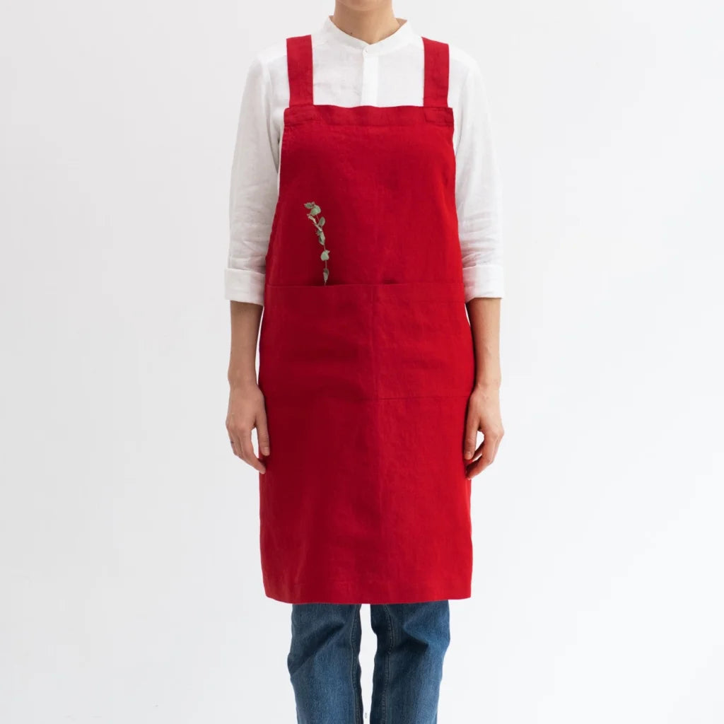 Leinen Crossback-Schürze in Rot von Linen Tales Größe 94 cm breit+ 83 cm lang