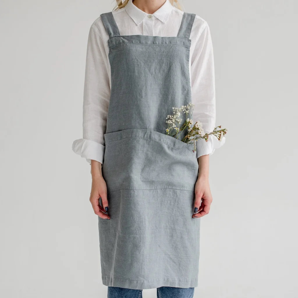 Leinen Crossback-Schürze in Taubenblau Blau von Linen Tales Größe 94 cm breit+ 83 cm lang