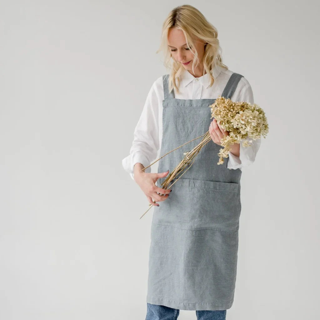 Leinen Crossback-Schürze in Taubenblau Blau von Linen Tales Größe 94 cm breit+ 83 cm lang