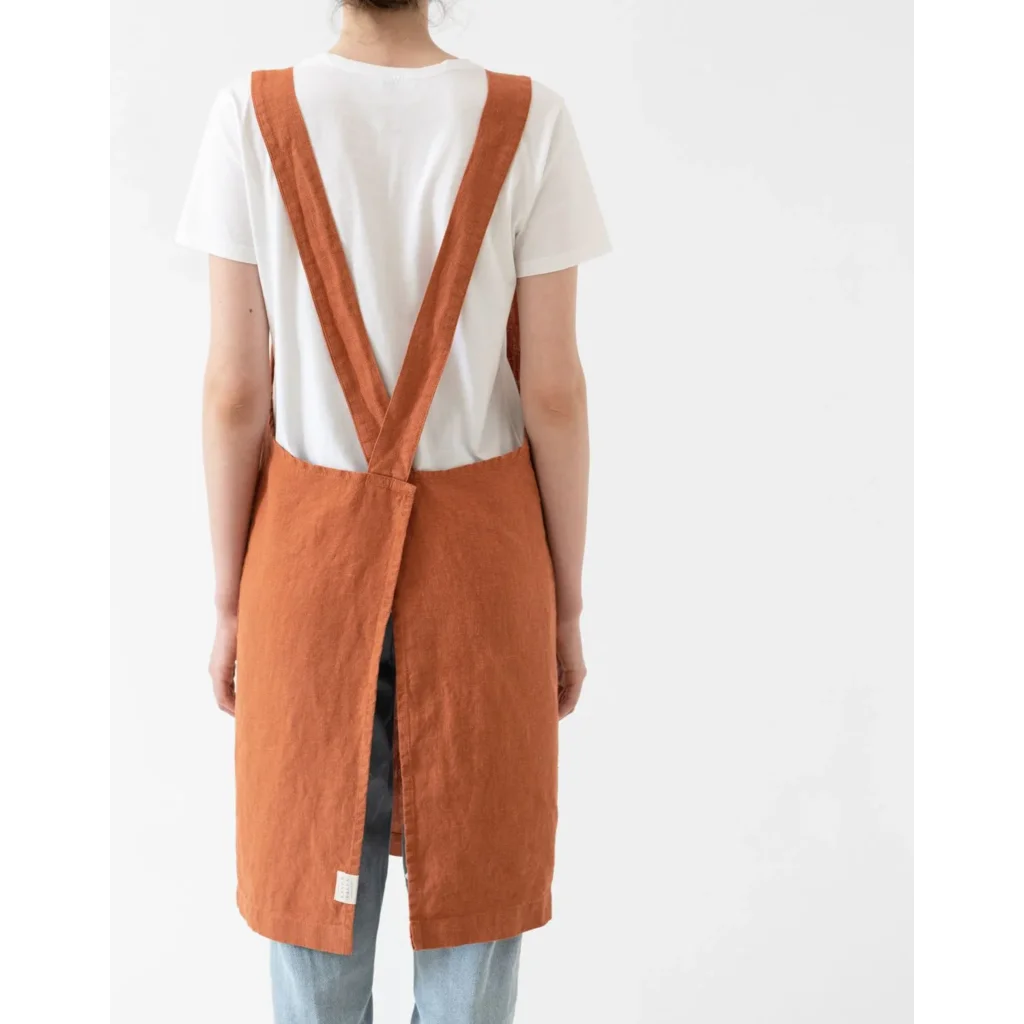 Leinen Crossback-Schürze in Terra Orange von Linen Tales Größe 94 cm breit+ 83 cm lang