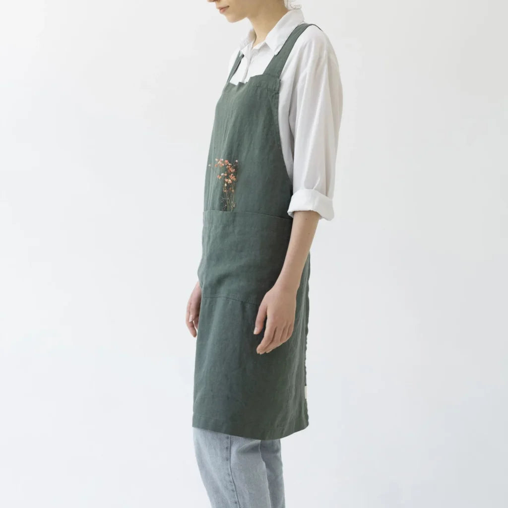Leinen Crossback-Schürze in Waldgrün Grün von Linen Tales Größe 94 cm breit+ 83 cm lang