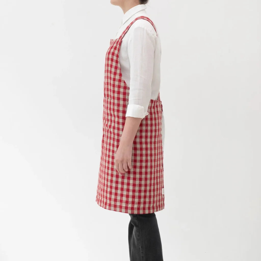 Leinen Crossback-Schürze Karo in Rot+Beige Muster Karo von Linen Tales Größe 94 cm breit+ 83 cm lang