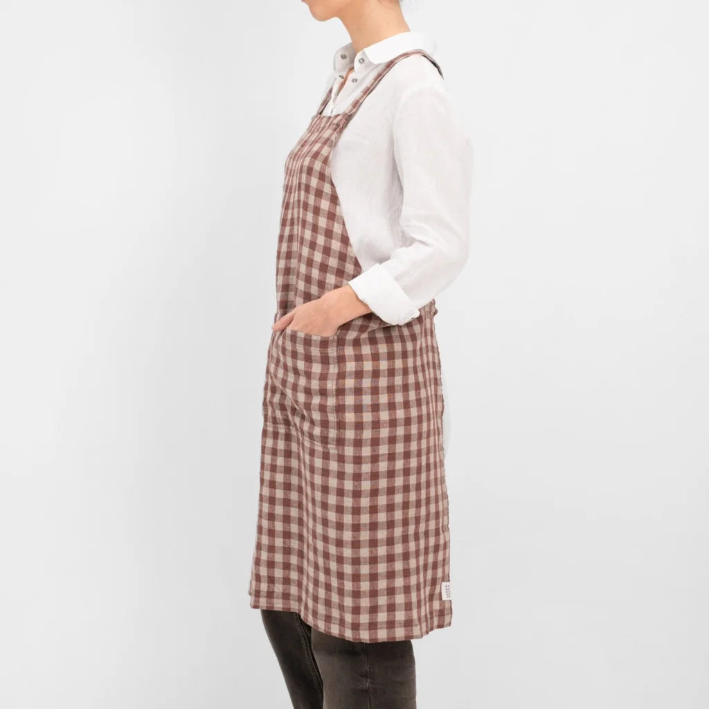 Leinen Crossback-Schürze Karo in Schokolade+Beige Braun+Beige Muster Karo von Linen Tales Größe 94 cm breit+ 83 cm lang