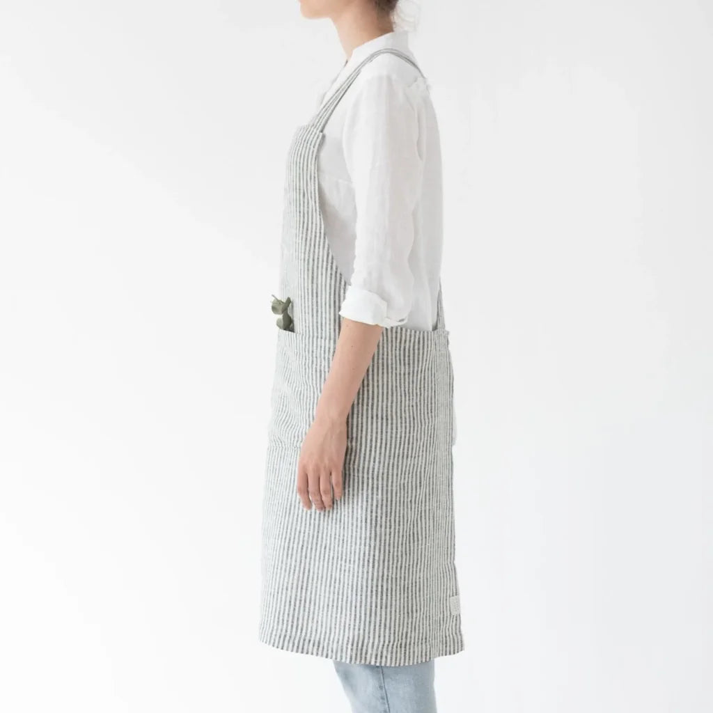Leinen Crossback-Schürze Streifen in Weiß+Anthrazit Weiß+Grau Muster Streifen von Linen Tales Größe 94 cm breit+ 83 cm lang
