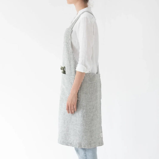 Leinen Crossback-Schürze Streifen in Weiß+Anthrazit Weiß+Grau Muster Streifen von Linen Tales Größe 94 cm breit+ 83 cm lang