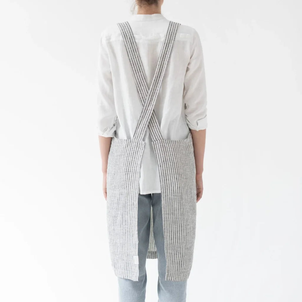 Leinen Crossback-Schürze Streifen in Weiß+Anthrazit Weiß+Grau Muster Streifen von Linen Tales Größe 94 cm breit+ 83 cm lang