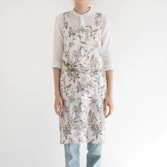 Leinen Crossback-Schürze Vögel in Weiß+Flieder+Grün Weiß+Lila+Grün Muster Vögel von Linen Tales Größe 94 cm breit+ 83 cm lang
