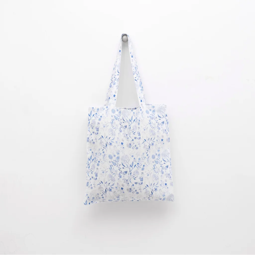 Leinen Einkaufstasche Blumen in Weiß+Blau Muster Blumen von Linen Tales Größe 38 cm breit+ 42 cm lang