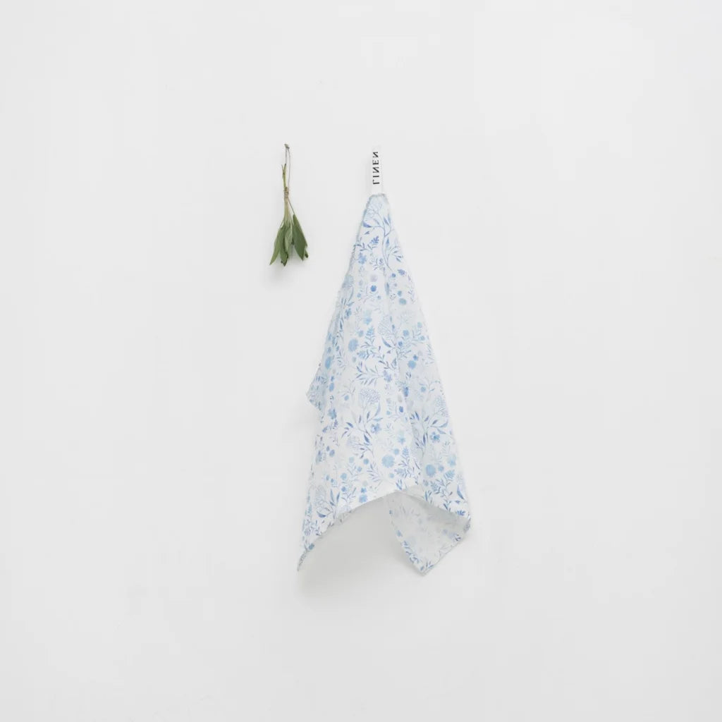 Leinen Geschirrtuch Blumen 2er-Pack in Weiß+Blau Muster Blumen von Linen Tales Größe 45x65 cm