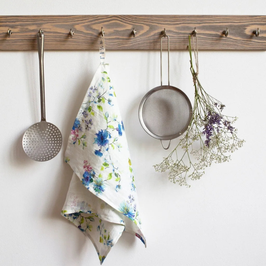 Leinen Geschirrtuch Blumen 2er-Pack in Weiß+Blau Muster Blumen von Linen Tales Größe 45x65 cm