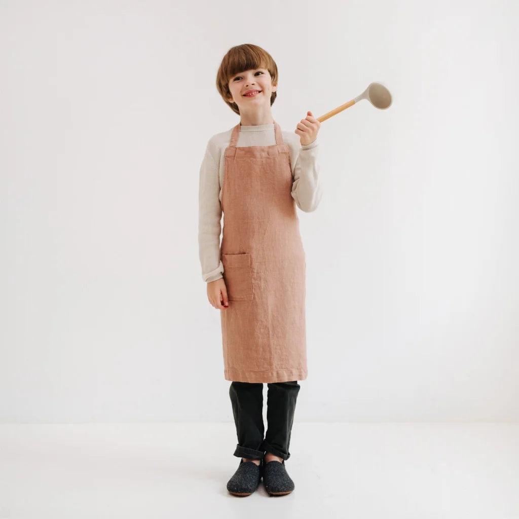 Leinen Kinder Alltagsschürze in Apricot Orange von Linen Tales Größe 62 cm breit+ 65 cm lang