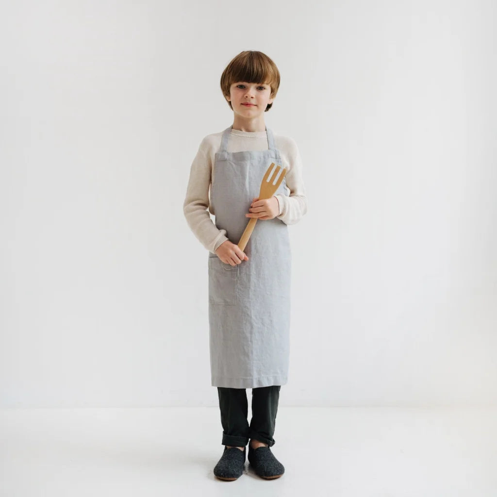 Leinen Kinder Alltagsschürze in Hellgrau Grau von Linen Tales Größe 62 cm breit+ 65 cm lang