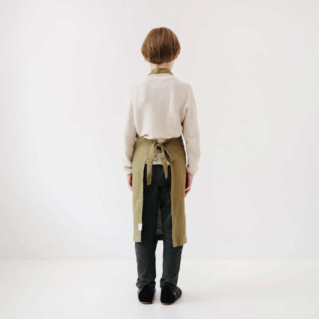 Leinen Kinder Alltagsschürze in Olive Grün von Linen Tales Größe 53 cm breit+ 54 cm lang