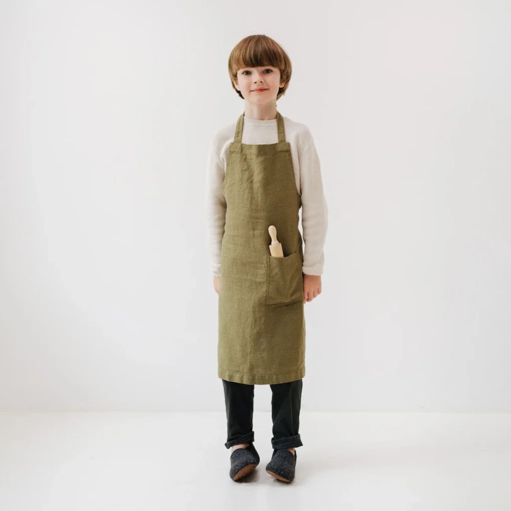 Leinen Kinder Alltagsschürze in Olive Grün von Linen Tales Größe 53 cm breit+ 54 cm lang