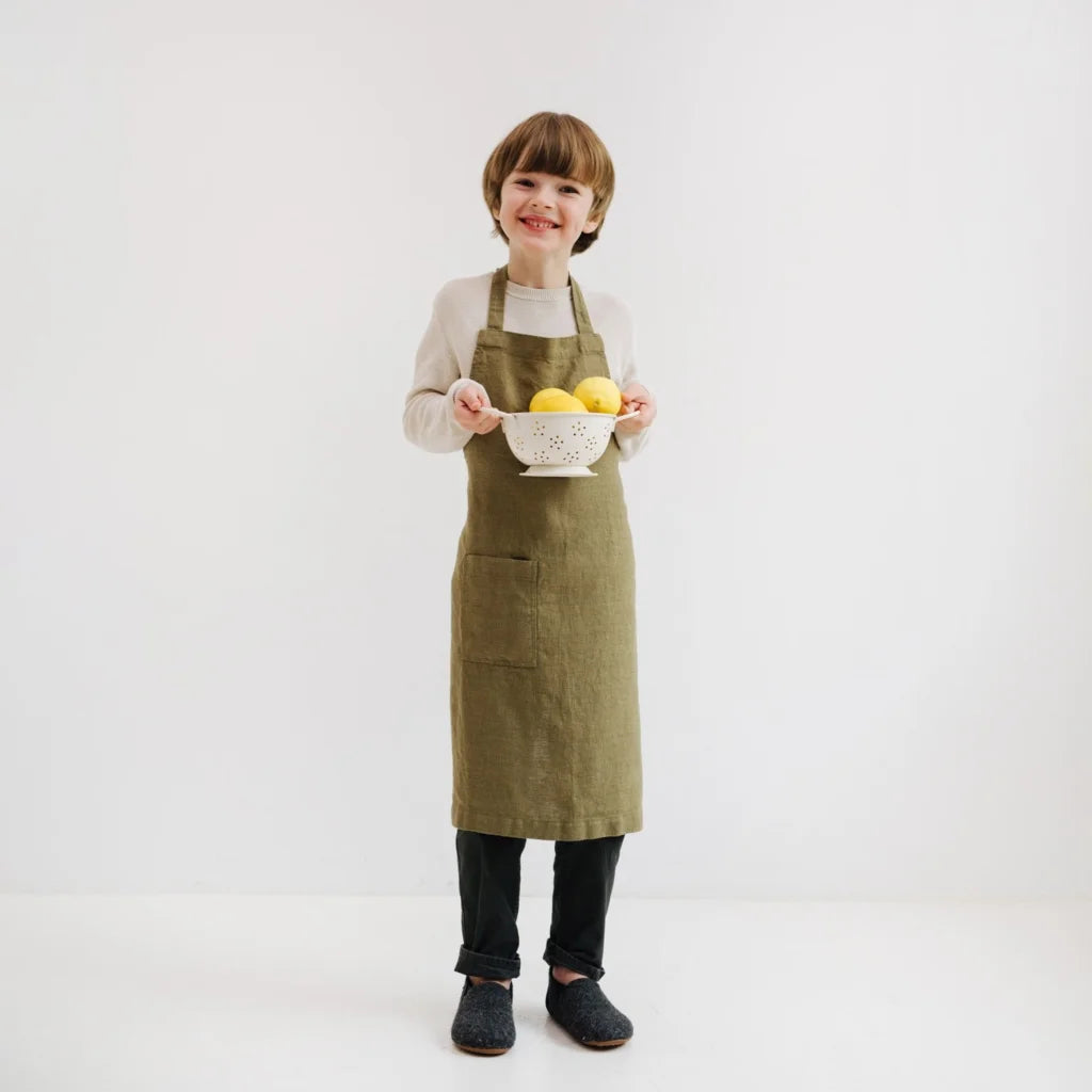 Leinen Kinder Alltagsschürze in Olive Grün von Linen Tales Größe 62 cm breit+ 65 cm lang