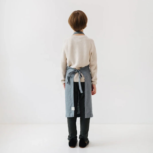 Leinen Kinder Alltagsschürze in Taubenblau Blau von Linen Tales Größe 53 cm breit+ 54 cm lang