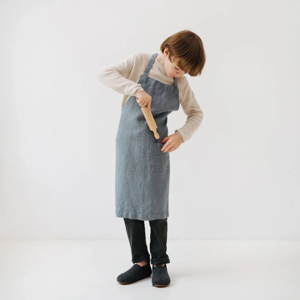 Leinen Kinder Alltagsschürze in Taubenblau Blau von Linen Tales Größe 53 cm breit+ 54 cm lang