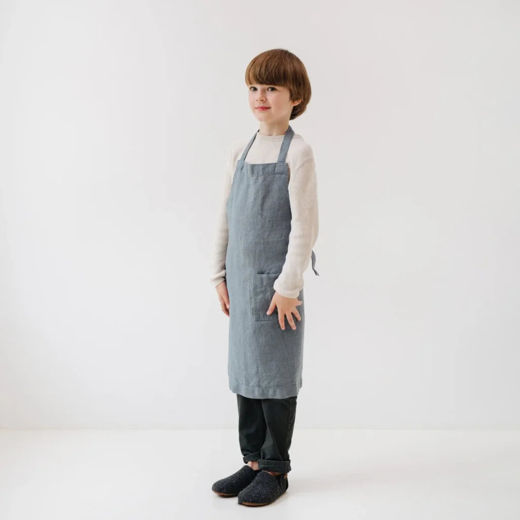 Leinen Kinder Alltagsschürze in Taubenblau Blau von Linen Tales Größe 53 cm breit+ 54 cm lang