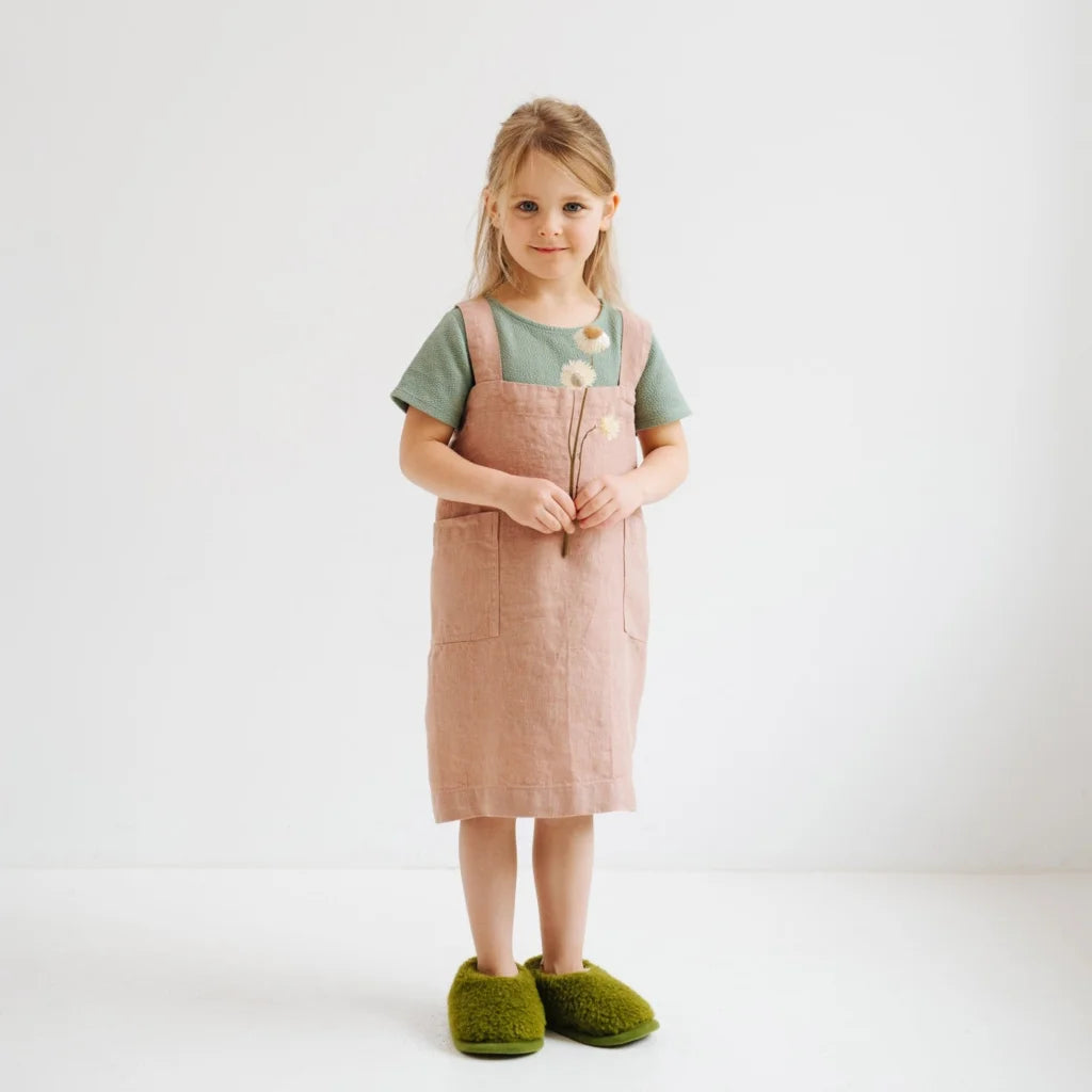 Leinen Kinder Pinafore-Schürze in Apricot Orange von Linen Tales Größe 64 cm breit+ 39 cm lang