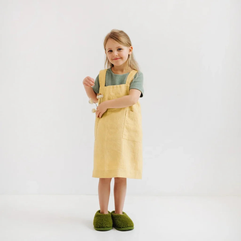Leinen Kinder Pinafore-Schürze in Gelb von Linen Tales Größe 64 cm breit+ 39 cm lang