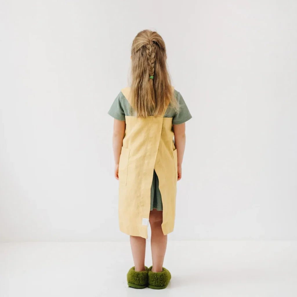 Leinen Kinder Pinafore-Schürze in Gelb von Linen Tales Größe 64 cm breit+ 39 cm lang