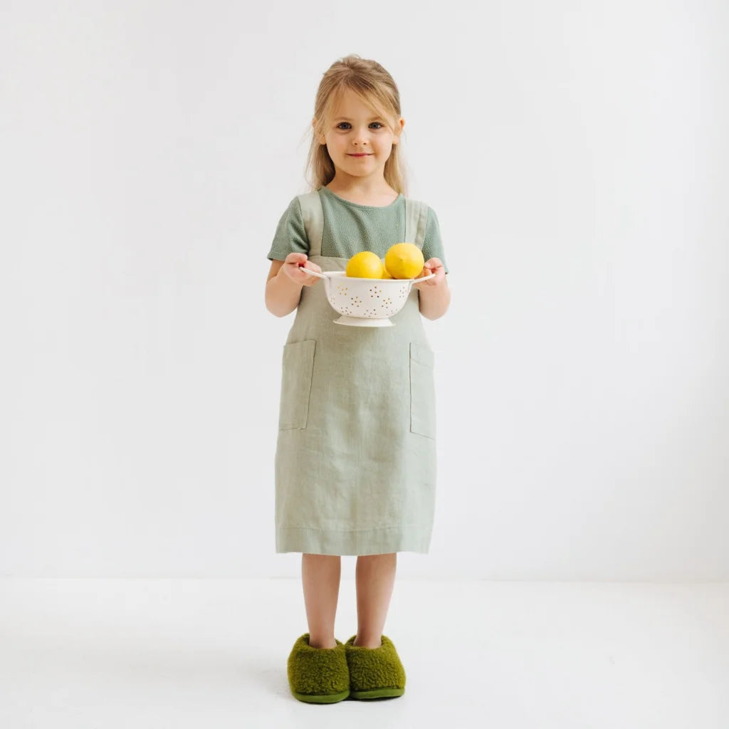 Leinen Kinder Pinafore-Schürze in Hellgrün Grün von Linen Tales Größe 64 cm breit+ 39 cm lang